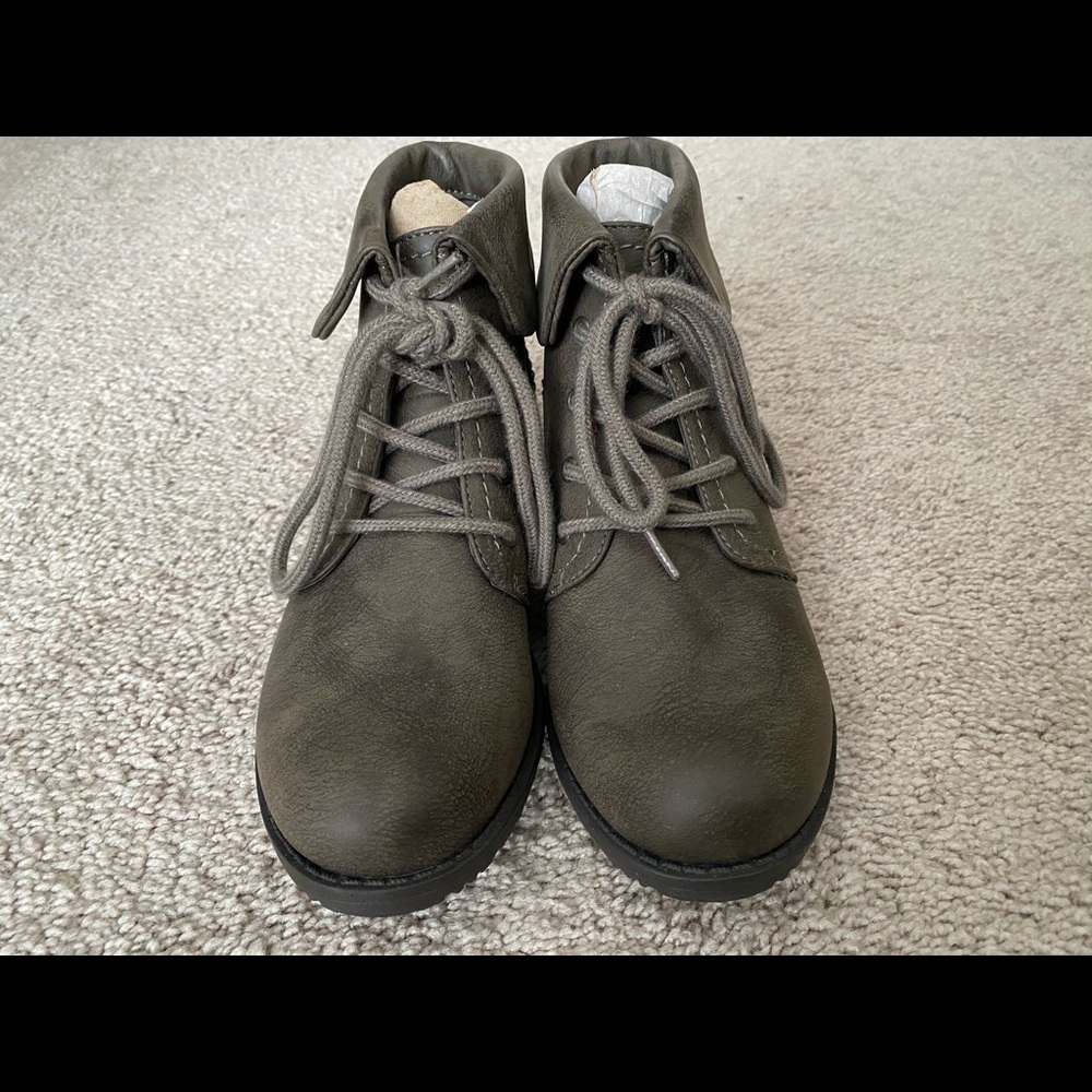 NWOT SONOMA Lace Up Ankle Boot Gray Size 6.5